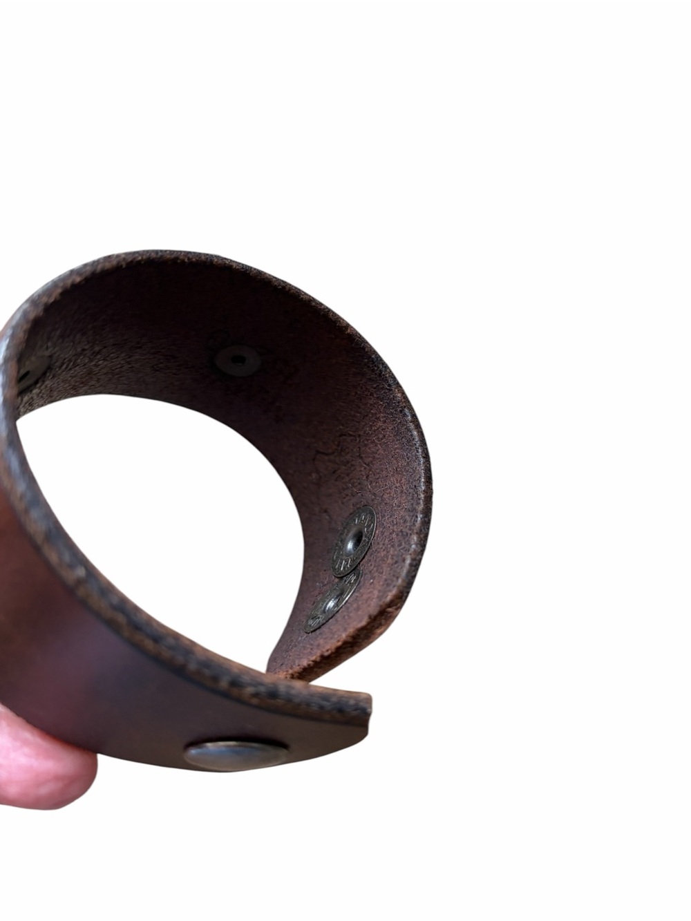 Brown leather cuff bracelet with cross design. Snap closure - Picture 7 of 8